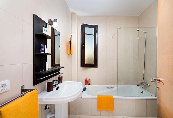 Bathroom with bath and overhead shower . - Vista Faro . (Fotogalerie) }}