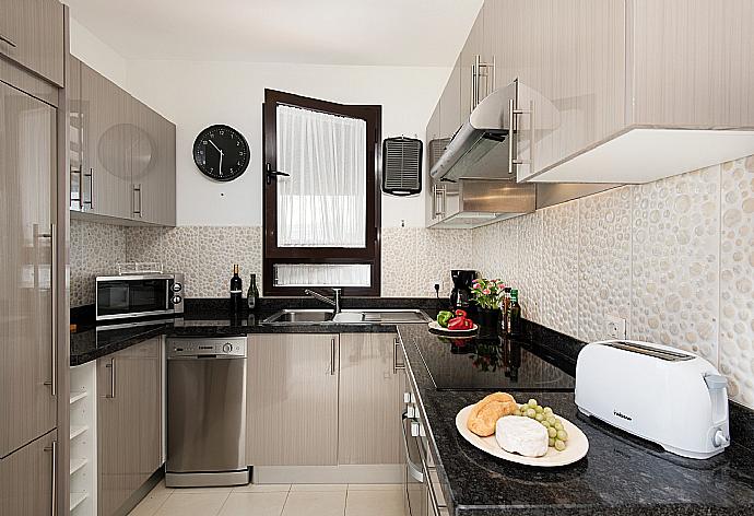 Equipped kitchen . - Vista Faro . (Photo Gallery) }}