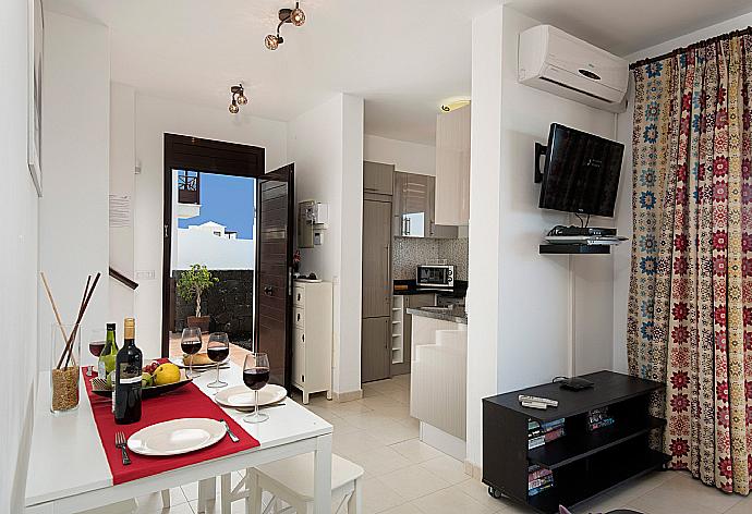 Open-plan living room with sofas, dining area, kitchen, A/C, WiFi internet, satellite TV, DVD player, and terrace access . - Vista Faro . (Galleria fotografica) }}