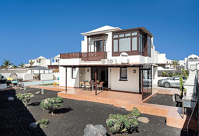 Private pool with terrace area . - Vista Faro . (Fotogalerie) }}