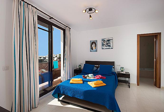 Double bedroom . - Vista Faro . (Fotogalerie) }}