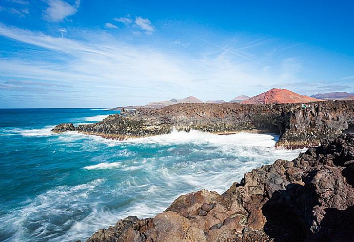 Dramatic coastline at Los Hervideros . - Vista Faro . (Galleria fotografica) }}