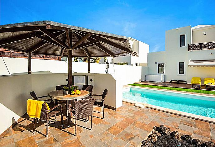 Private pool with terrace area . - Vista Faro . (Fotogalerie) }}