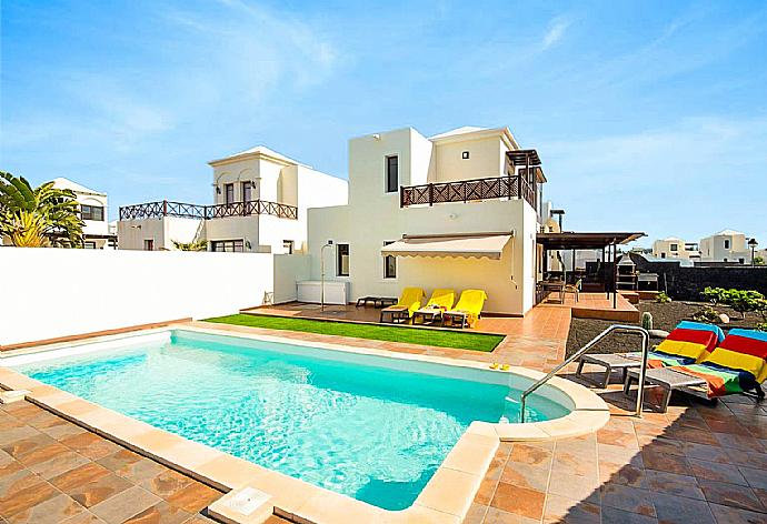 ,Beautiful villa with private pool and terrace . - Vista Faro . (Fotogalerie) }}