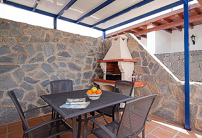 Sheltered terrace area with BBQ . - Villa Tamia . (Photo Gallery) }}