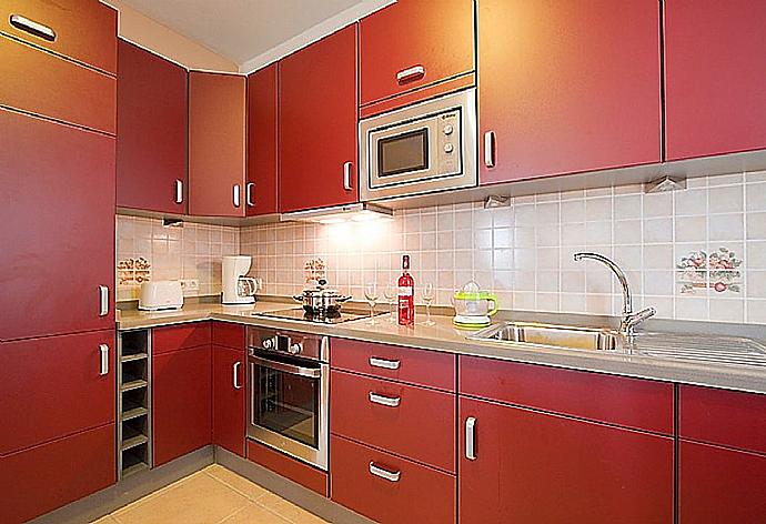 Equipped kitchen . - Villa Tamia . (Galerie de photos) }}