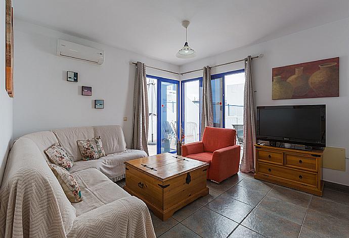 Open-plan living room with sofas, dining area, kitchen, A/C, WiFi internet, satellite TV, DVD player, and terrace access . - Villa Blanca . (Galleria fotografica) }}