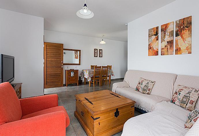 Open-plan living room with sofas, dining area, kitchen, A/C, WiFi internet, satellite TV, DVD player, and terrace access . - Villa Blanca . (Fotogalerie) }}