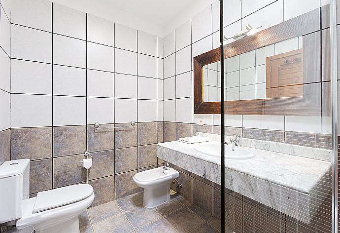 Bathroom with shower . - Villa Blanca . (Galería de imágenes) }}