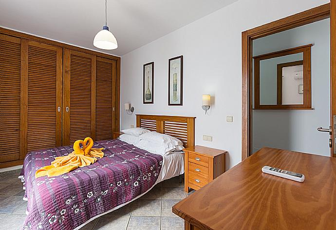 Double bedroom with en-suite bathroom and terrace access . - Villa Blanca . (Fotogalerie) }}