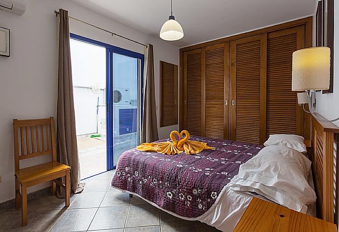 Double bedroom with en-suite bathroom and terrace access . - Villa Blanca . (Fotogalerie) }}