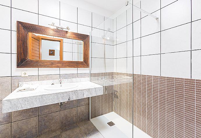 Bathroom with shower  . - Villa Blanca . (Galleria fotografica) }}