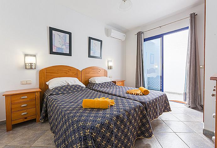 Twin bedroom with terrace access . - Villa Blanca . (Galleria fotografica) }}