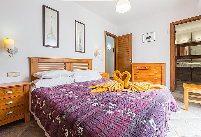 Double bedroom with en-suite bathroom and terrace access . - Villa Blanca . (Galería de imágenes) }}