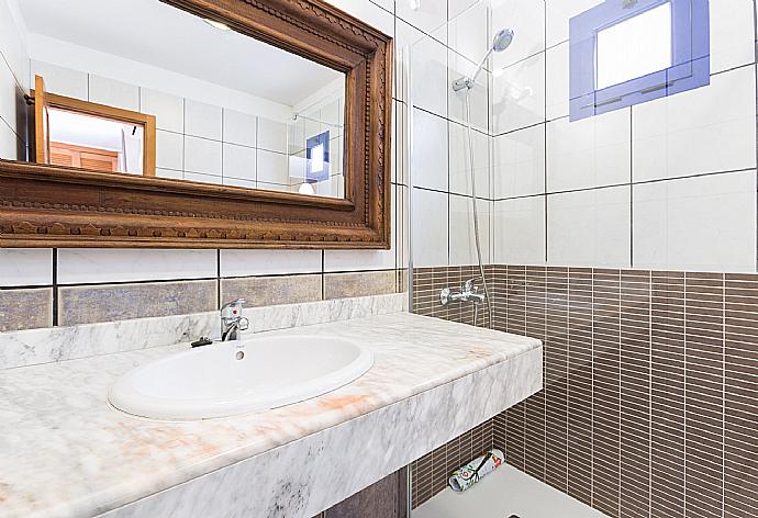 Bathroom with shower  . - Villa Blanca . (Fotogalerie) }}