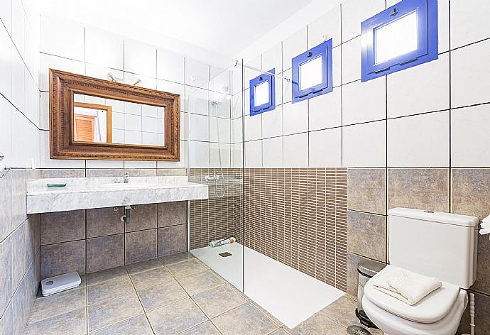 Bathroom with shower . - Villa Blanca . (Photo Gallery) }}