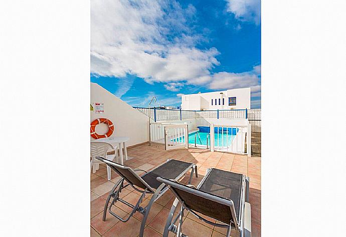 Pool area with sunbeds and outdoor table  . - Villa Blanca . (Galería de imágenes) }}