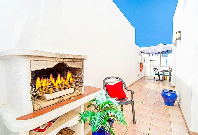 Terrace area with BBQ . - Villa Blanca . (Fotogalerie) }}