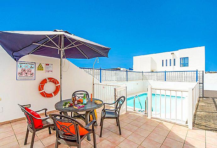 Private pool and terrace area . - Villa Blanca . (Fotogalerie) }}