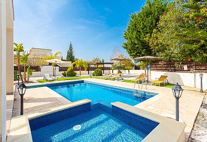 Private pool, terrace, and garden . - Villa Thalassa . (Galerie de photos) }}