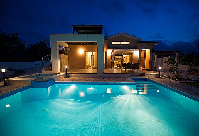 Private pool with terrace and garden area . - Villa Thalassa . (Galería de imágenes) }}