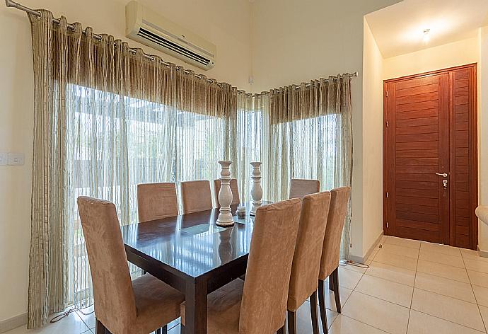 Open-plan living room with sofas, dining area, kitchen, ornamental fireplace, A/C, WiFi internet, satellite TV, DVD player, and terrace access . - Villa Thalassa . (Fotogalerie) }}