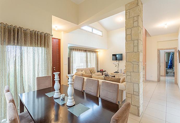 Open-plan living room with sofas, dining area, kitchen, ornamental fireplace, A/C, WiFi internet, satellite TV, DVD player, and terrace access . - Villa Thalassa . (Fotogalerie) }}