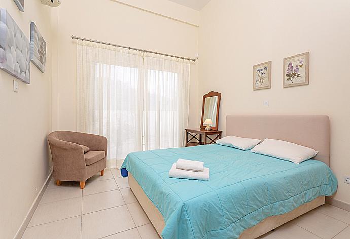 Double bedroom with A/C . - Villa Thalassa . (Fotogalerie) }}