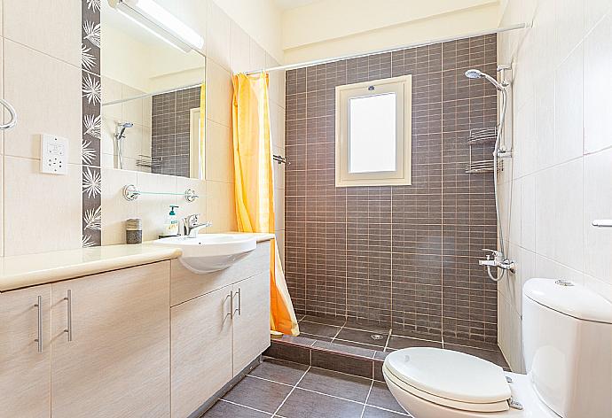 En suite bathroom with shower . - Villa Thalassa . (Photo Gallery) }}