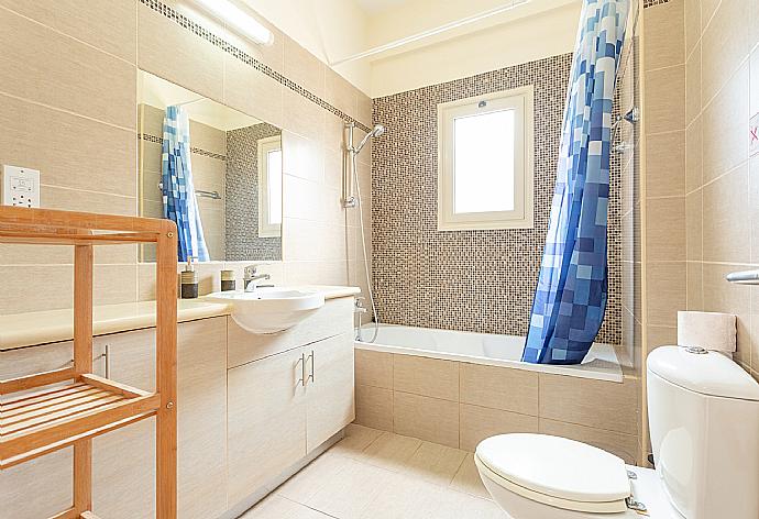 Family bathroom with bath and shower . - Villa Thalassa . (Photo Gallery) }}