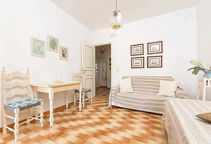 Living room with WiFi Internet, Satellite TV, DVD player, dining area, and terrace access . - Effie Apartment . (Fotogalerie) }}