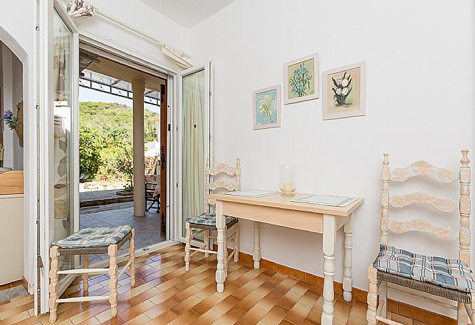 Living room with WiFi Internet, Satellite TV, DVD player, dining area, and terrace access . - Effie Apartment . (Galerie de photos) }}