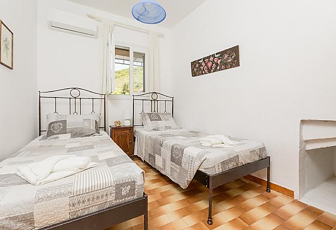 Twin bedroom with A/C . - Effie Apartment . (Галерея фотографий) }}