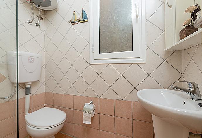 Bathroom with shower . - Effie Apartment . (Fotogalerie) }}