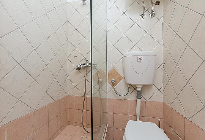 Bathroom with shower . - Effie Apartment . (Galería de imágenes) }}