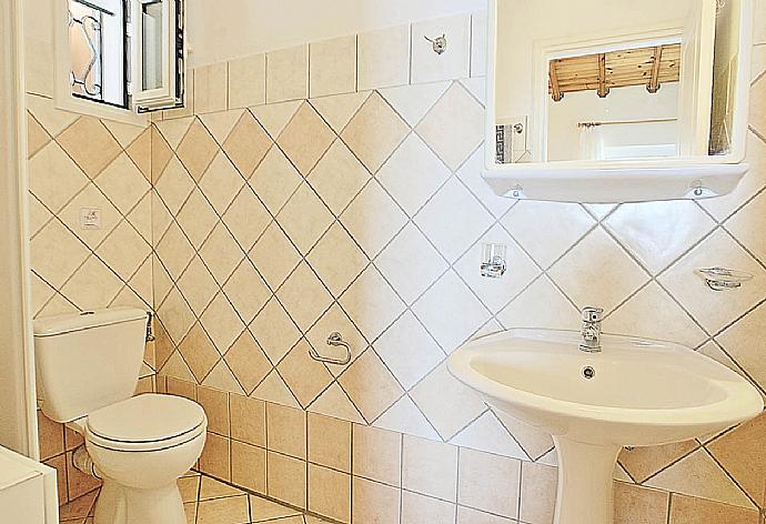 Bathroom . - Villa Zeus Kerasia . (Photo Gallery) }}
