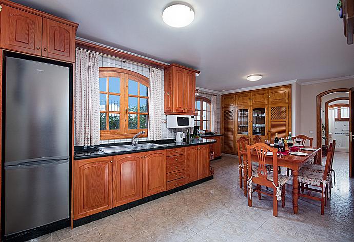 Kitchen/dining area . - Villa Rosamar . (Галерея фотографий) }}