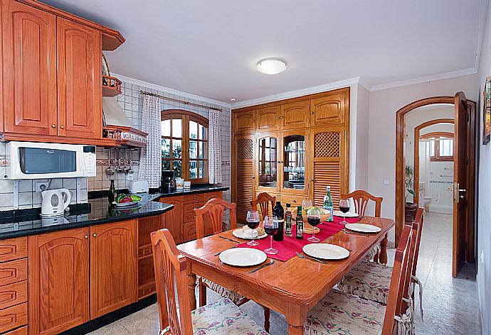 Equipped kitchen and dining area . - Villa Rosamar . (Галерея фотографий) }}