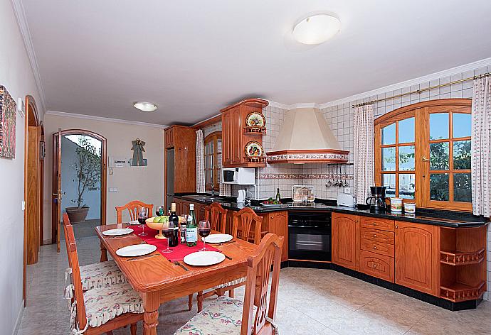 Equipped kitchen and dining area . - Villa Rosamar . (Галерея фотографий) }}