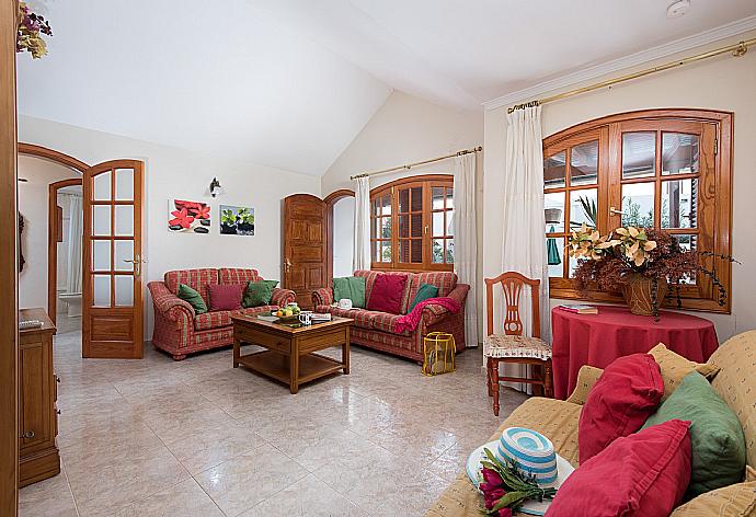 Living area with WiFi, TV and DVD player . - Villa Rosamar . (Галерея фотографий) }}