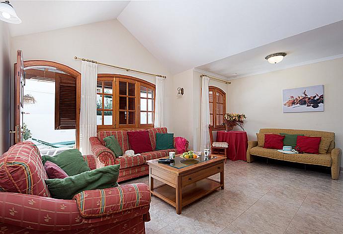 Living area with WiFi, TV and DVD player . - Villa Rosamar . (Галерея фотографий) }}