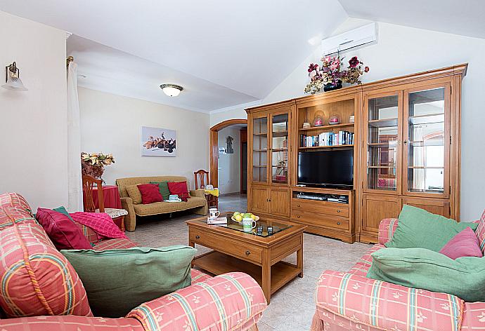 Living area with WiFi, TV and DVD player . - Villa Rosamar . (Галерея фотографий) }}