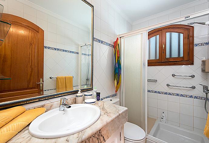 Bathroom with shower . - Villa Rosamar . (Галерея фотографий) }}