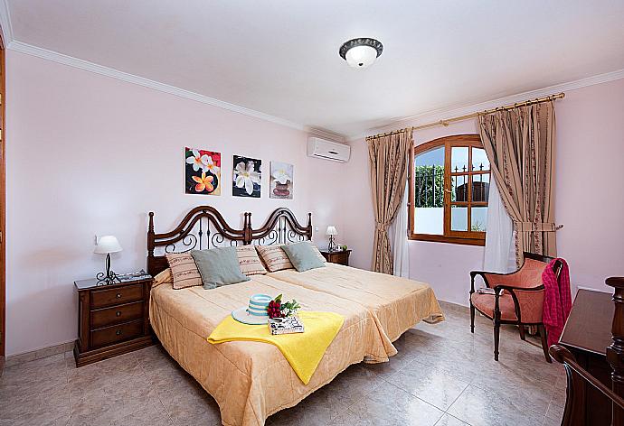 Twin  bedroom with A/C . - Villa Rosamar . (Галерея фотографий) }}
