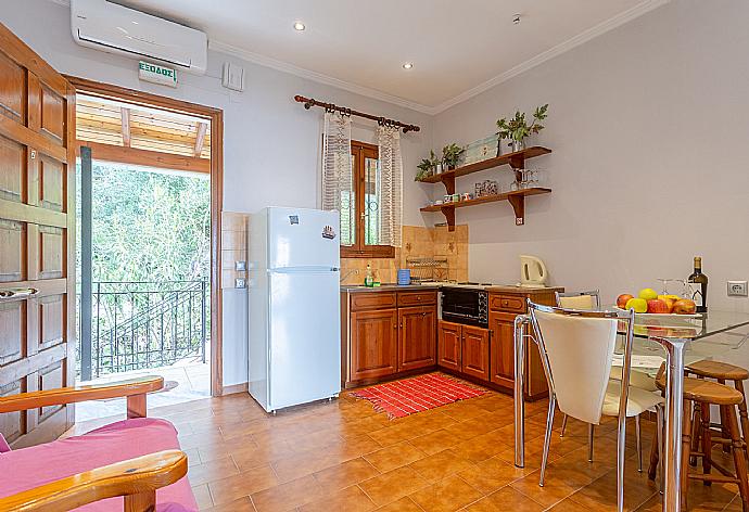 Living room with dining area, equipped kitchen, and A/C . - Villa Katerina . (Galleria fotografica) }}