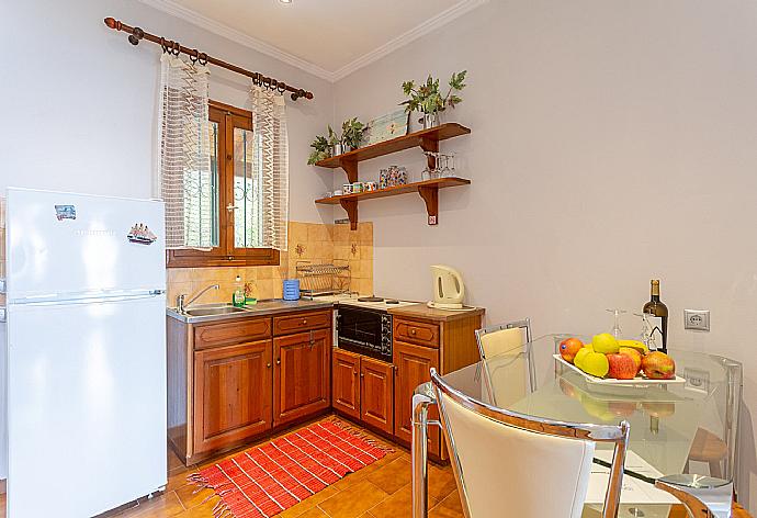 Living room with dining area, equipped kitchen, and A/C . - Villa Katerina . (Galerie de photos) }}