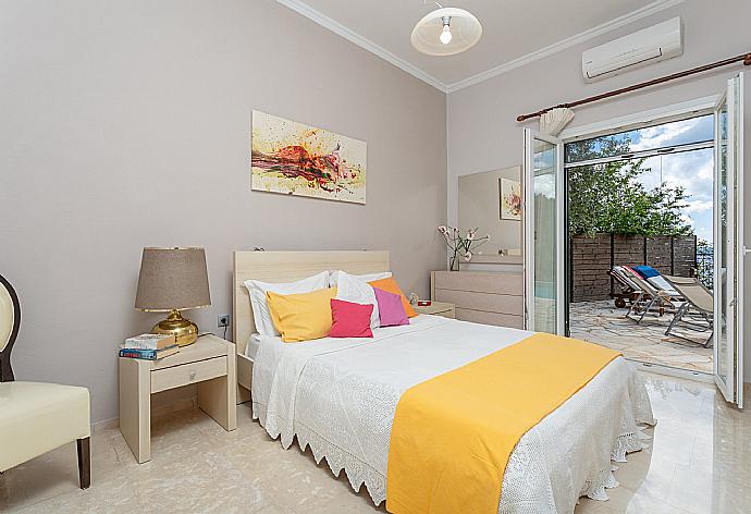 Double bedroom with A/C and pool terrace access . - Villa Katerina . (Fotogalerie) }}