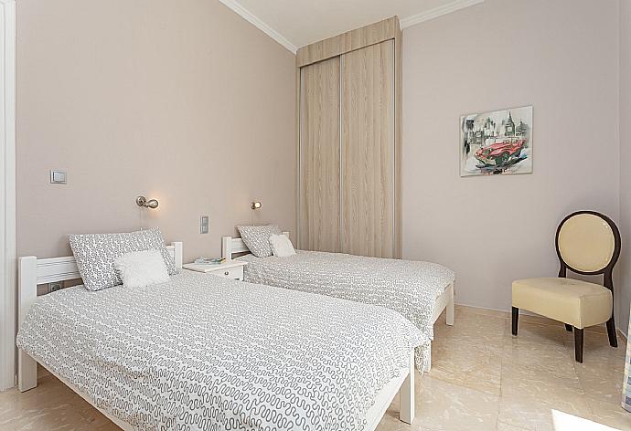 Twin bedroom with A/C and pool terrace access . - Villa Katerina . (Fotogalerie) }}