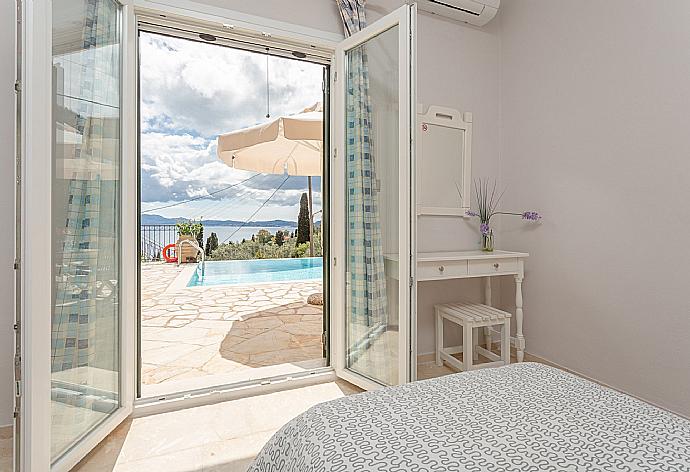 Twin bedroom with A/C and pool terrace access . - Villa Katerina . (Fotogalerie) }}