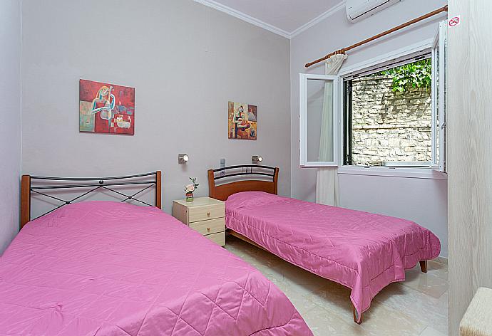 Twin bedroom with A/C . - Villa Katerina . (Galería de imágenes) }}